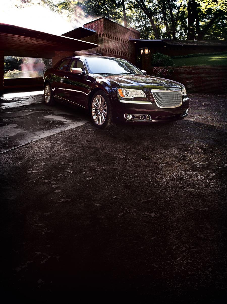  Chrysler 300C Luxury Series 2012 года  (фото 12 из 16)